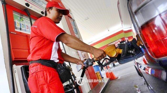 Petugas melakukan pengisian BBM di sebuah SPBU Pertamina.