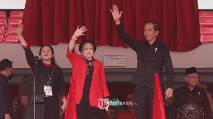 Presiden Joko Widodo didampingi Wakil Presiden Ma'ruf Amin, Ketua Umum PDI Perjuangan (PDIP) Megawati Soekarno Putri dan Ketua DPP PDIP Puan Maharani saat menghadiri Puncak Bulan Bung Karno 2023 di Stadion Utama Gelora Bung Karno, Jakarta, Sabtu (24/6/2023). PDI Perjuangan menggelar konsolidasi akbar yang dihadiri ratusan ribu orang relawan, simpatisan hingga kader, sekaligus untuk memperingati puncak Bulan Bung Karno (BBK) dengan bertemakan Kepalkan Tangan Persatuan untuk Indonesia Raya.