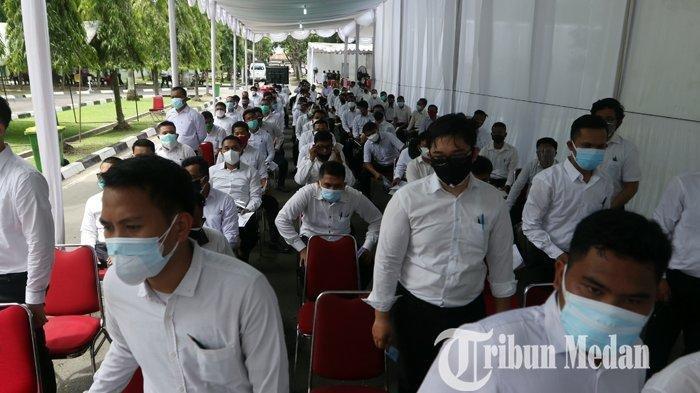 Antrean peserta sebelum mengikuti ujian seleksi Calon Pegawai Negeri Sipil (CPNS)