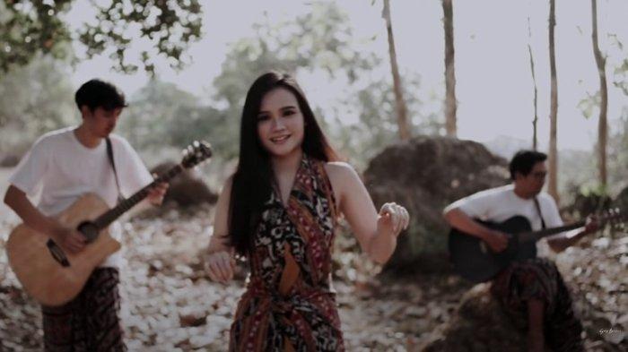 Soegi Bornean Chord Gitar Lagu Asmalibrasi - Soegi Bornean: Asmara Telah Terkalibrasi Frekuensi yang Sama