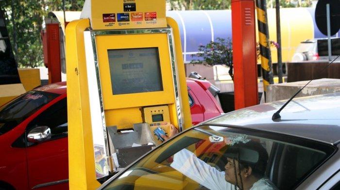 Pengguna jalan tol sedang melakukan tap e-toll di gerbang tol Kalikangkung.