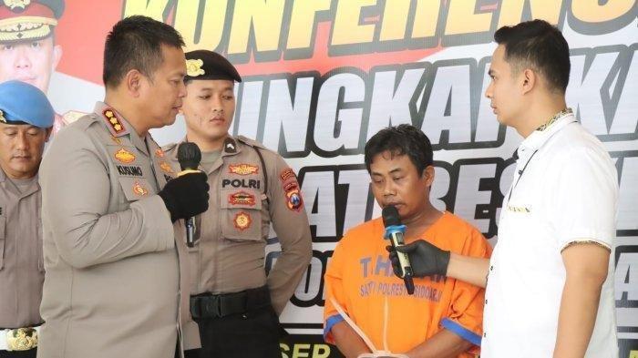 Tersangka penganiayaan terhadap istri pakai tabung elpiji saat di Polresta Sidoarjo, Kamis, (14/12/2023).
