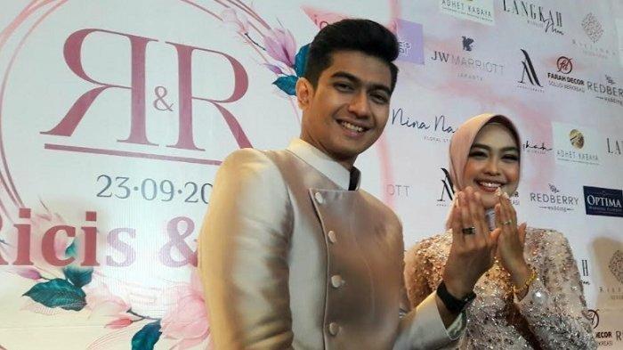 Teuku Ryan dan Ria Ricis pada jumpa pers usai lamaran yang digelar di JW Marriott Jakarta, Kamis (23/9/2021).