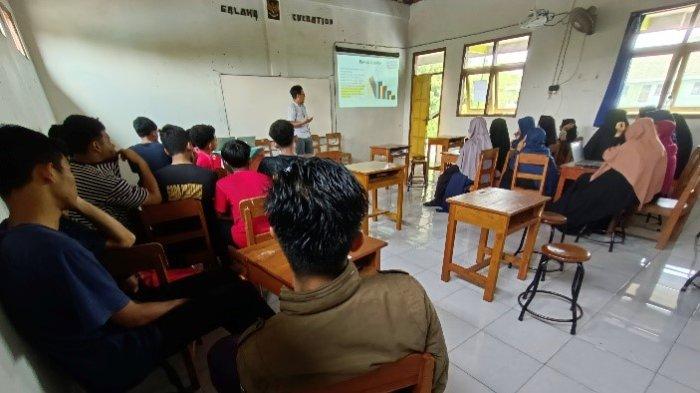 Tim pengadian masyarakat dari Prodi Pendidikan Jasmani Universitas Muhammadiyah Surakarta (UMS) menggelar kegiatan peningkatan keterampilan kewirausahaan melalui program pelatihan dan pendampingan di PR IPM SMA Muhammadiyah PK Sambi Boyolali.