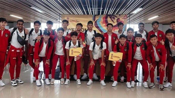 Timnas Indonesia U-17 sudah tiba di Surabaya dengan skuad komplet 21 pemain, Jumat (3/11/2023).