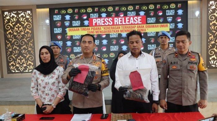 Jajaran kepolisian Polres Garut, Polda Jabar menggelar ekspose kasus perampasan nyawa seorang bocah di Garut yang tewas dianiaya oleh temannya sendiri, Senin (6/11/2023).