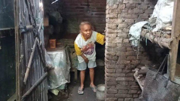 Mbah Semi perajin Opak Magetan.