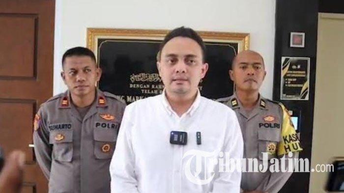 Kasatreskrim Polres Gresik, AKP Aldhino Prima Wirdhan (tengah) saat menjelaskan kasus tiga santri putri yang masih di bawah umur diduga menjadi korban pencabulan kiai pemilik yayasan pondok pesantren di Pulau Bawean, Kabupaten Gresik, Jawa Timur, Sabtu (23/12/2023).