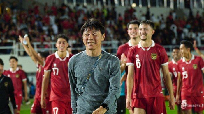 Pelatih Timnas Indonesia, Shin Tae-yong tersenyum