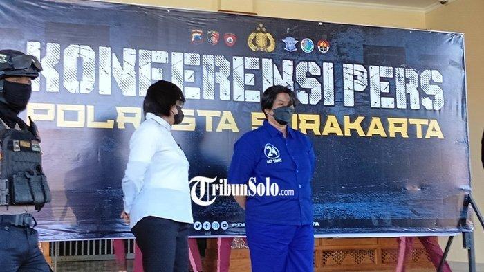 YC (34) pelaku pemotongan alat kelamin suami saat konferensi pers di Mapolresta Solo, Rabu (17/5/2023).