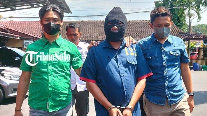 Budi Santoso (43) pelaku pencabulan biduan di Kedawung Sragen, yang videonya viral di media sosial, saat dihadirkan di Mapolres Sragen, Selasa (27/2/2024).