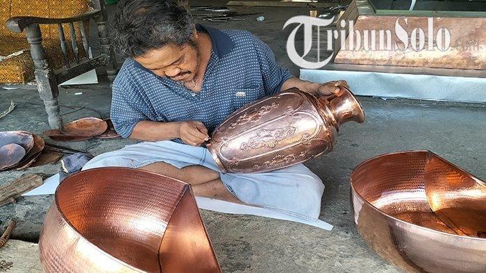 Perajin tembaga di Desa Tumang, Kecamatan Cepogo, Kabupaten Boyolali.