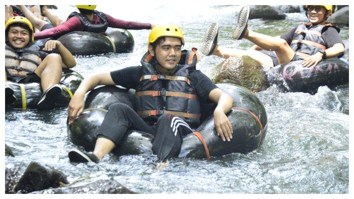 Menikmati River Tubing dengan jarak 2 kilometer.