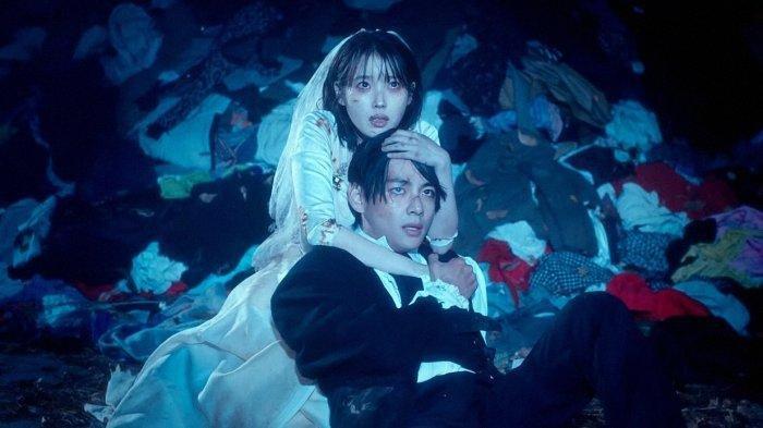 U dan V BTS Ceritakan Kisah Cinta yang Memilukan Dalam MV Sinematik 'Love Wins All'.
FOTO: IU dan V BTS dalam MV lagu 