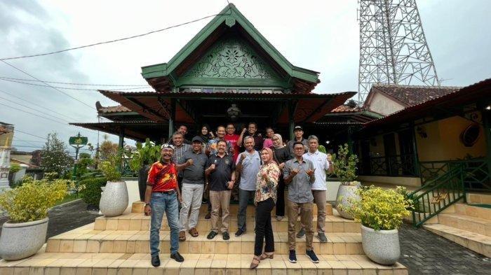 Anas Syahirul (tengah) berpose dengan pengurus PWI Jawa Tengah