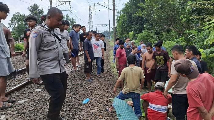 Video 36 Detik Wanita Berpayung Tertabrak Kereta, Masinis Sampai Tutup Mata Saat Kereta Menyambar. Seorang perempuan tanpa identitas tewas tertabrak kereta api commuter line di sekitaran Abesin, Kecamatan Bogor Tengah, Kota Bogor, Rabu (17/7/2024) sekira pukul 11.30 WIB siang tadi.