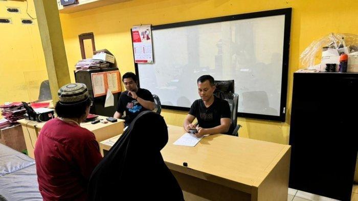 Video Viral Anak Aniaya Ibu yang Lumpuh, Seret dan Tampar Pipi Sang Ibu, Aksi Keji Direkam Menantu. Pelaku H (baju merah) dan istrinya saat menjalani pemeriksaan intensif di Satreskrim Polresta Pekanbaru.