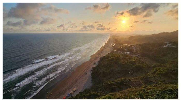 Pemandangan pantai selatan dari Bukit Shoka