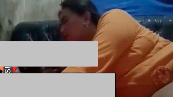 Viral video ibu baju oren dan anaknya di Twitter dan TikTok.