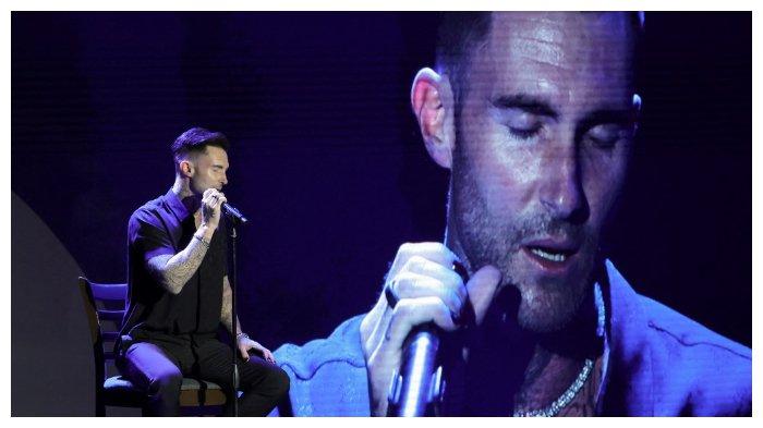 Vokalis Maroon 5, Adam Levine, saat menyanyi pada acara Simon Wiesenthal Center National Tribute Dinner di The Beverly Hilton, California, (27/4,2022)