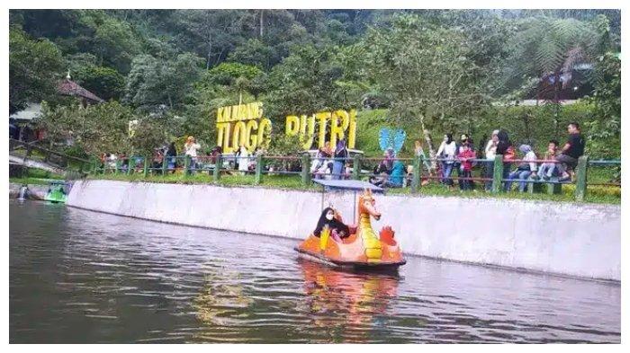 Pengunjung tampak menikmati wahana bermain air yang terdapat di Tlogo Putri.