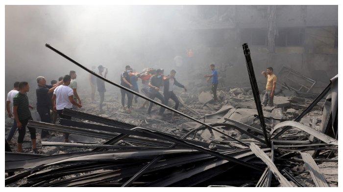 Seorang warga Palestina di Kota Rafah, Gaza, ditandu setelah Israel melancarkan serangan, (12/10/2023).