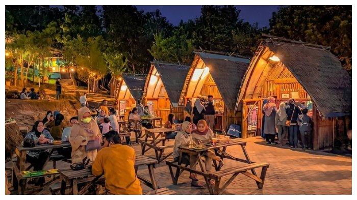 Puncak Sosok terdapat warung-warung makan yang menyediakan banyak makanan dan minuman.