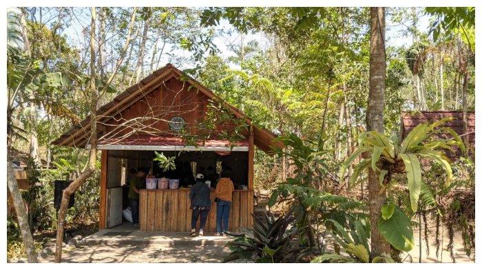 Warung makan yang berada di Tankaman Natural Park.