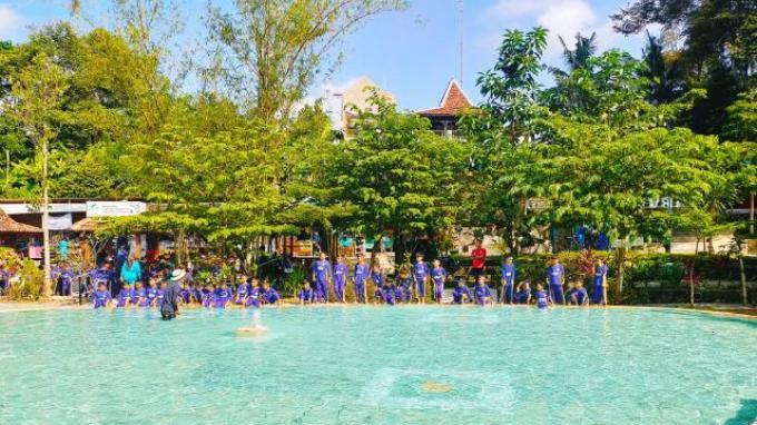 Anak-anak bermain di Umbul Sidomulyo