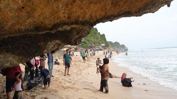 Pengunjung sedang bermain di Pantai Watulawang