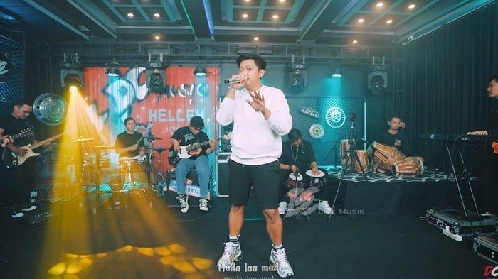 Berikut ini lirik dan terjemahan lagu Taman Jurug versi Denny Caknan lengkap makna cinta muda mudi.