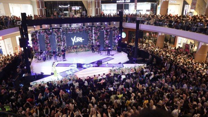 Yura Yunita Pukau Penonton di Indulging Flowerland The Park Mall