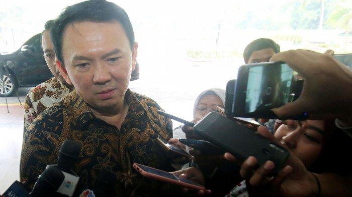 Basuki Tjahaja Purnama atau akrab disapa Ahok menjawab pertanyaan wartawan saat tiba di Kantor Kementerian BUMN, Jakarta Pusat, Senin (25/11/2019). Kehadiran Ahok di Kementerian BUMN untuk menerima surat keputusan (SK) menjadi Komisaris Utama PT Pertamina (Persero). Tribunnews/Jeprima