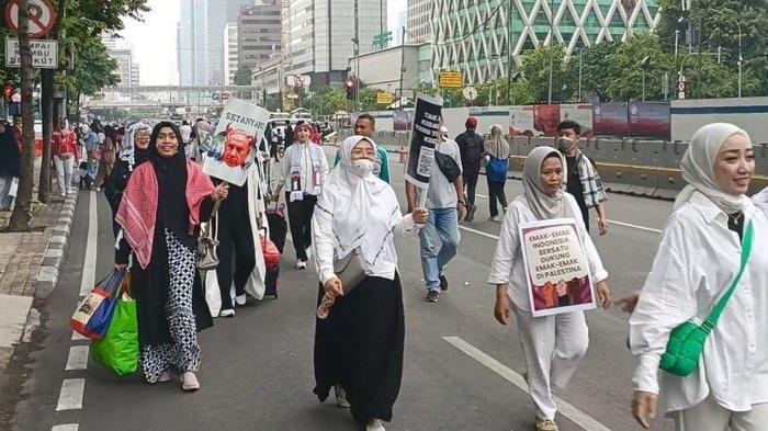 Massa yang ikut hadir dalam Aksi Bela Palestina yang digelar di sekitar area Monumen Nasional (Monas), Jakarta Pusat, Minggu (5/11/2023).
