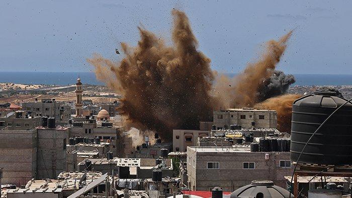 Sebuah bangunan yang ditargetkan dihantam selama serangan udara Israel di Rafah di Jalur Gaza selatan, Palestina, pada 20 Mei 2021. Serangan brutal Israel selama 11 hari ke Jalur Gaza telah menewaskan