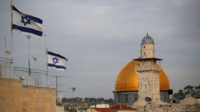 Bendera Israel berkibar di dekat Masjid Kubah Batu Al Aqsa pada 5 Desember 2017.