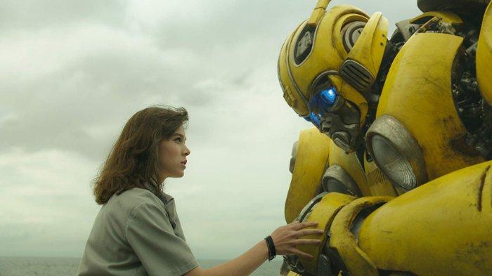 Charlie Watson dan Bumblebee di film Bumblebee (2018).