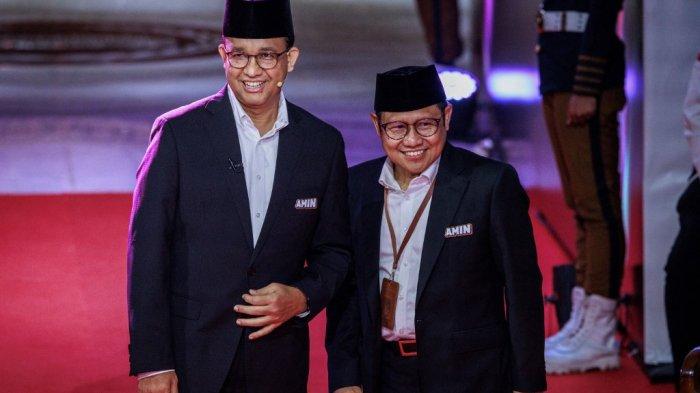 Calon presiden sekaligus mantan Gubernur Jakarta Anies Baswedan (kiri) dan calon wakil presiden Muhaimin Iskandar tiba menghadiri debat perdana pemilihan presiden di kantor Komisi Pemilihan Umum (KPU) di Jakarta pada 12 Desember 2023.