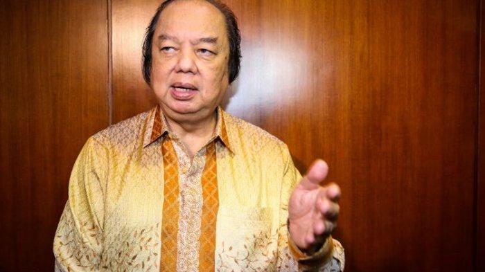 CEO Mayapada Group, Dato Sri Tahir memberikan keterangan pers di kawasan Bank Indonesia, Jakarta Pusat, Senin (15/10/2018). Dato Sri Tahir baru saja menukarkan uang dollarnya menjadi rupiah dengan nilai lebih dari Rp 2 triliun.(KOMPAS.com/GARRY LOTULUNG)