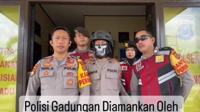 Viral polisi gadungan ternyata sosok pelajar SMP di Kota Kendari, Sulawesi Tenggara (Sultra), diamankan tim Sabhara Polda Sultra. Dalam video viral beredar, sosok pelajar berinisial DAP yang baru berusia 15 tahun tersebut tampak mengenakan seragam Polri berwarna cokelat lengkap dengan tanda pangkat.