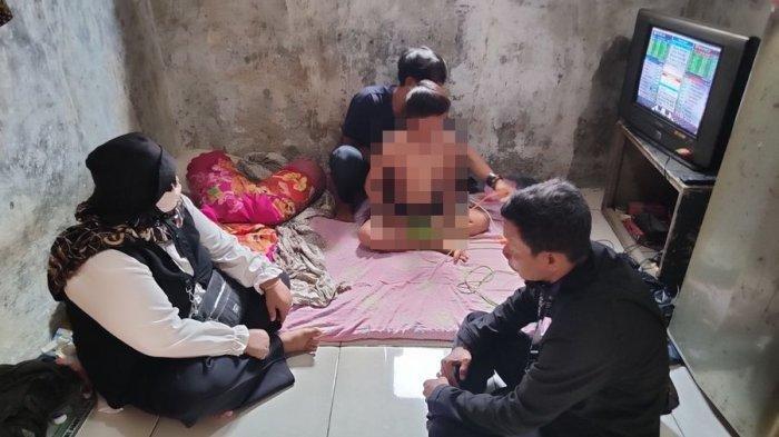 LPAI Indramayu melihat kondisi AS (10) di rumah ayah kandungnya di Desa Lempuyang, Kecamatan Anjatan, Kabupaten Indramayu, Kamis (8/2/2024). AS adalah bocah yang disiram air panas oleh buyutnya.