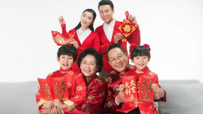 ILUSTRASI - keluarga yang sedang merayakan Tahun Baru Imlek