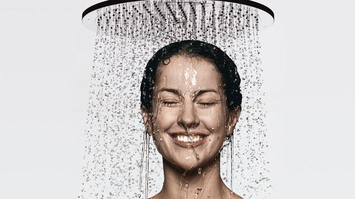 Ilustrasi mandi keramas. Inilah Hukum Keramas di Siang Hari saat Puasa Ramadhan, Bisa Membatalkan Puasa?