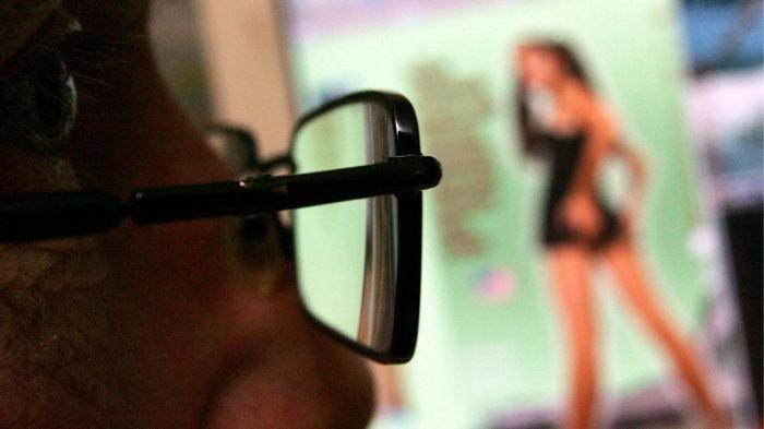 Ilustrasi menonton film porno.