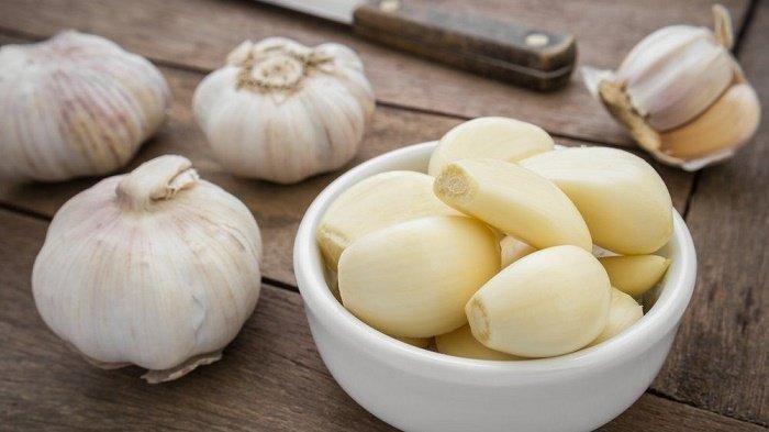 Inilah manfaat mengkonsumsi bawang putih di pagi hari saat perut kosong, mampu obati hipertensi dan penyakit lain.