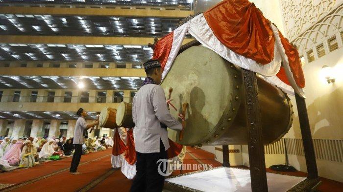 Bacaan Takbir Hari Raya Idul Fitri Lengkap dengan Tulisan Latin dan Terjemahannya. Jamaah memukul bedug untuk menyemarakkan malam takbiran di Masjid Istiqlal, Jakarta, Selasa (4/6/2019). Rencananya Presiden Jokowi akan melakukan sholat Id hari Idul Fitri 1440 H di Masjid Istiqlal yang jatuh pada Rabu (5/6/2019).