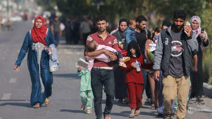 AFP/MOHAMMED ABED
Orang-orang yang membawa sebagian barang-barang mereka mencapai Jalur Gaza tengah dengan berjalan kaki melalui jalan Salah al-Din dalam perjalanan ke bagian selatan daerah kantong Palestina pada 5 November 2023. Selebaran dijatuhkan oleh tentara Israel pada 5 November, desak Kota Gaza penduduk harus mengungsi ke selatan antara pukul 10 pagi (0800 GMT) dan 14:00 (1200 GMT), sehari setelah seorang pejabat AS mengatakan setidaknya 350.000 warga sipil masih berada di dalam dan sekitar kota yang sekarang menjadi zona perang perkotaan.