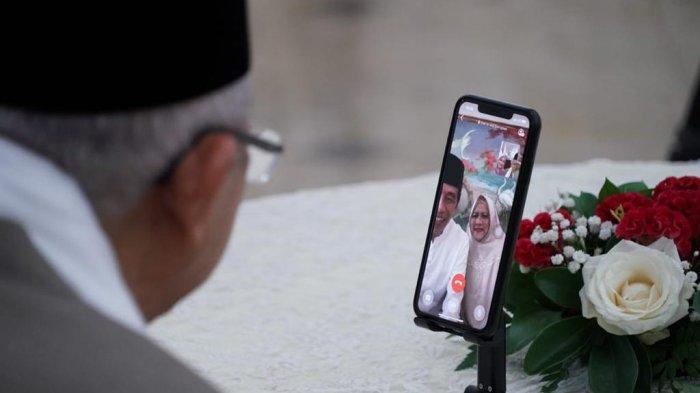 Presiden Jokowi dan Ibu Negara Iriana bersilaturahmi dengan Wapres Ma’ruf Amin dan Ibu Wury secara daring dari Wisma Bayurini, Istana Kepresidenan Bogor, Jawa Barat, Kamis (13/05/2021).