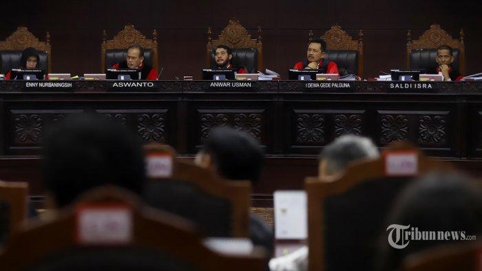Ketua Mahkamah Konstitusi (MK), Anwar Usman memimpin sidang perdana sengketa hasil Pilpres 2019 di Mahkamah Konstitusi, Jakarta Pusat, Jumat (14/6/2019). Sidang perdana Perselisihan Hasil Pemilihan Umum atau Sengketa Pilpres mengagendakan pemeriksaan pendahuluan kelengkapan dan kejelasan pemohon dari tim hukum Badan Pemenangan Nasional (BPN).