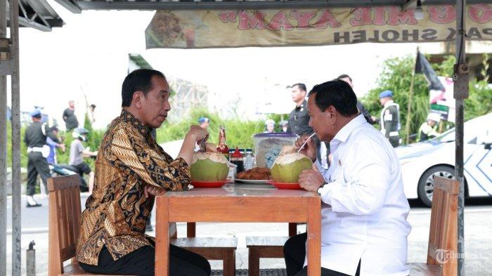 Presiden RI Joko Widodo dan Menteri Pertahanan RI Prabowo Subianto santap siang bersama di kios Bakso dan Mie Ayam Pak Sholeh Bandongan, Kabupaten Magelang, Jawa Tengah, Senin (29/1/2024). Keduanya nampak akrab berbincang sembari lahap menikmati santap siang semangkuk bakso dan minuman es kelapa muda. Santap siang ini dilakukan usai peresmian Gedung Graha Utama di Akademi Militer Magelang, Jawa Tengah. TRIBUNNEWS/HO